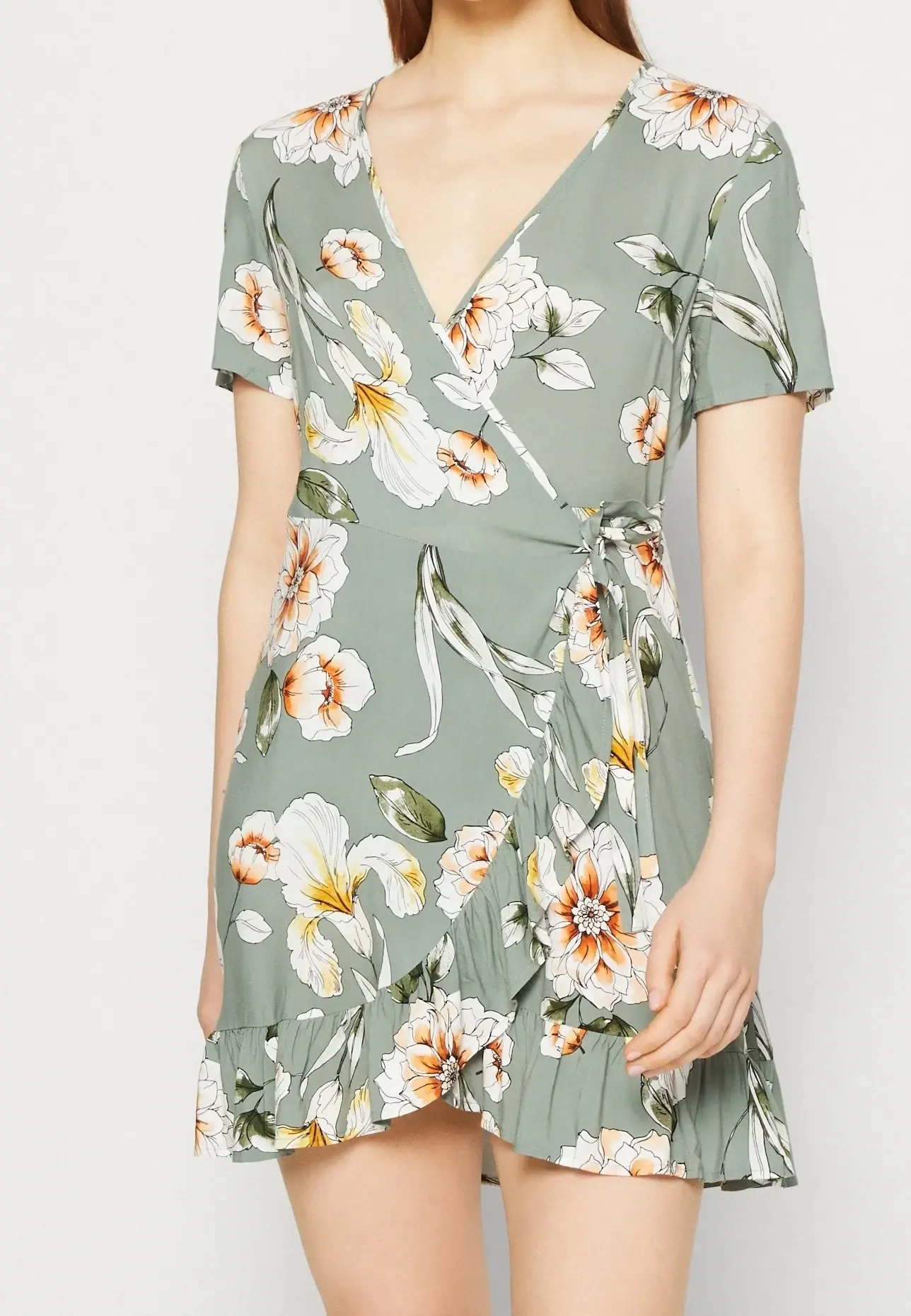 Das salbeigrüne, geblümte Wickelkleid, wie für deinen Katalog fotografiert.
